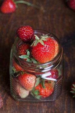 Bir sürü taze parlak kırmızı çilek. Seçici odak. Sığ 