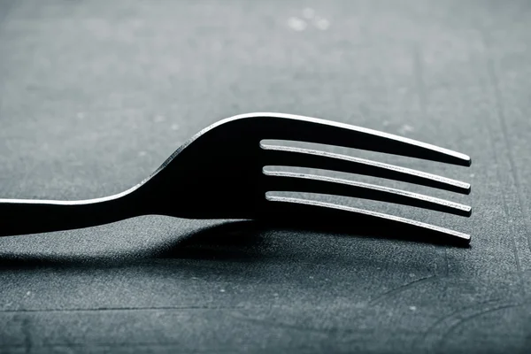 大量金属餐具在黑色背景上。选择性的焦点。长沙 — 图库照片