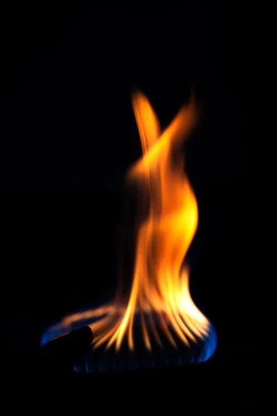 Queimaduras de gás no queimador no fogão no escuro. Foco selectivo — Fotografia de Stock