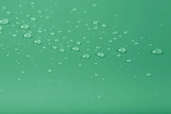 Gotas de água em um fundo a cores. Verde. Profundidade rasa de fi — Fotografia de Stock