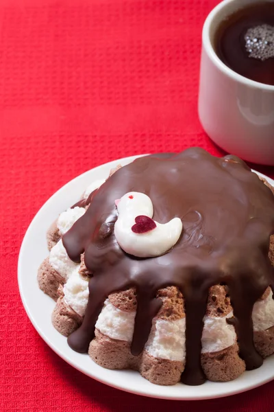 Homemade cake with bird decor on red tablecloth for background. — Stock Photo, Image