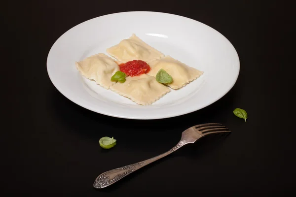 Ravioli russo - pelmeni com molho de tomate e manjericão em um branco — Fotografia de Stock