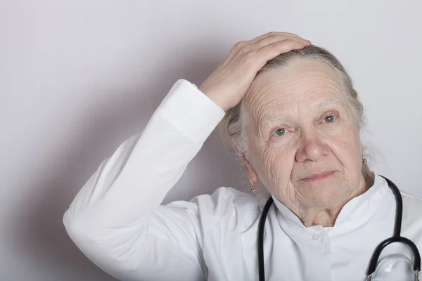 Retrato de médico sênior feminino — Fotografia de Stock