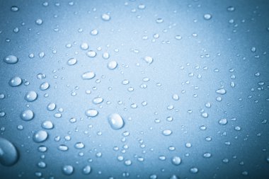 Bir renk arka plan üzerinde Su damlacıkları. Mavi. Sığ derinliği bes