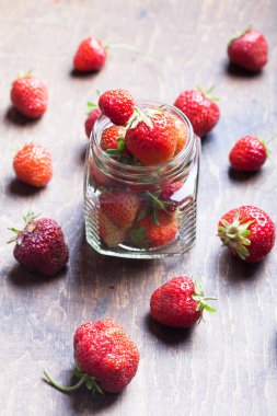Bir sürü taze parlak kırmızı çilek. Seçici odak. Sığ 
