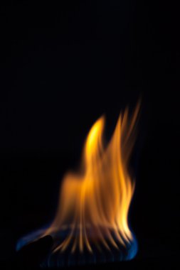 Karanlıkta ocakta brülör üzerinde gaz yakıyor. Seçici focu