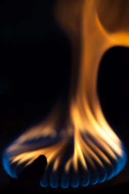 Karanlıkta ocakta brülör üzerinde gaz yakıyor. Seçici focu