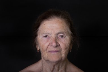 Yaşlı kadın portresi. Güler