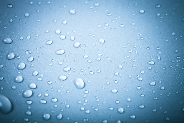 Bir renk arka plan üzerinde Su damlacıkları. Mavi. Sığ derinliği bes