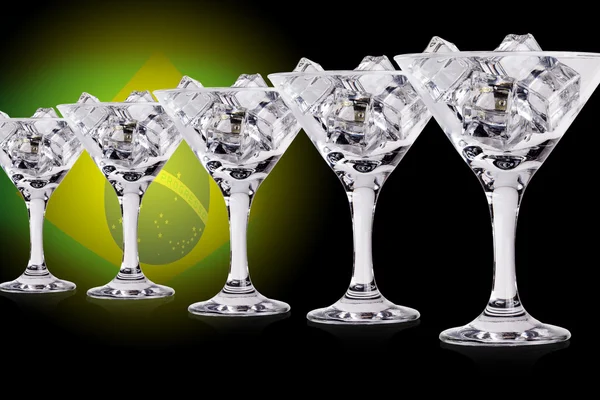 Buz küpleri martini gözlük ve renk üzerinde Brezilya bayrağı parçası