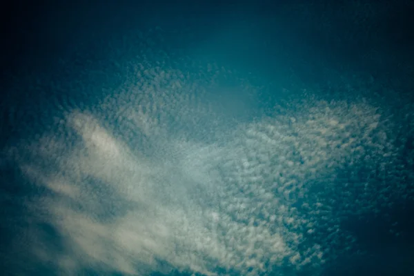 Weiße Wolken am blauen Himmel. Selektiver Fokus. gemildert — Stockfoto