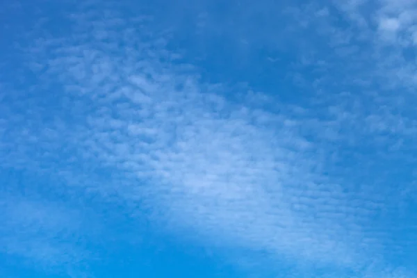 Nuvens brancas num céu azul. Foco seletivo — Fotografia de Stock
