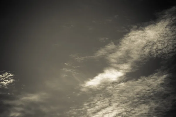 Weiße Wolken am blauen Himmel. Selektiver Fokus. gemildert — Stockfoto