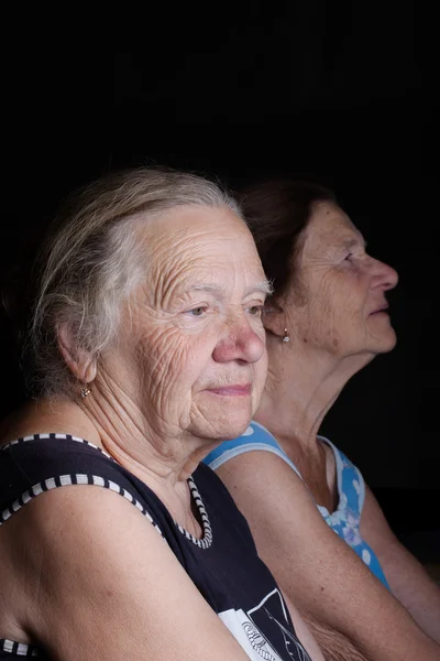 Porträtt av två äldre systrar. Drömmande — Stockfoto