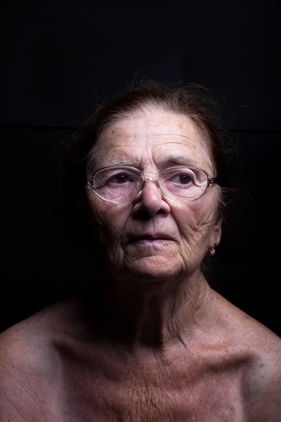 Portret van oudere vrouw. Aandacht — Stockfoto