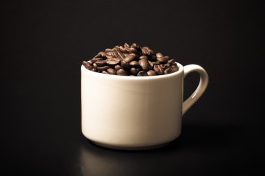 Siyah arkaplanda kahve çekirdekleri. Ayarlanmış