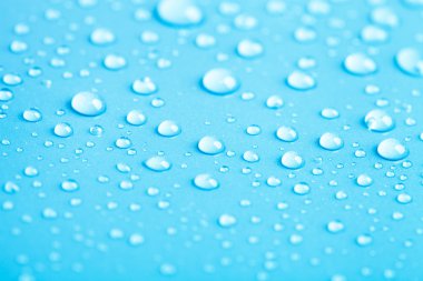 Bir renk arka plan üzerinde Su damlacıkları. Mavi. Sığ derinliği bes