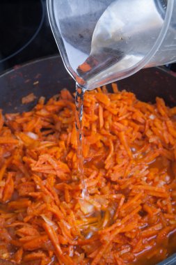 Kızarmış havuç ile kızartma tavası. Su akıyor. F sığ derinliği