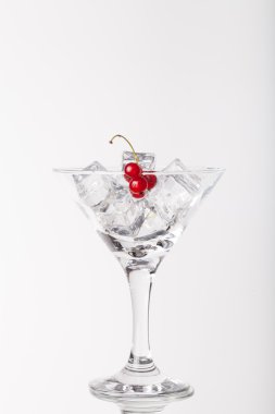 Bir martini cam beyaz zemin üzerine kırmızı kuş üzümü meyveleri
