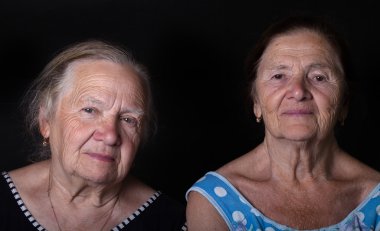 İki yaşlı kız portresi. Gülümseme