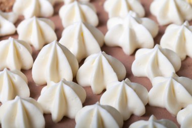 Tereyağı dekor ile ev yapımı Kiev pasta