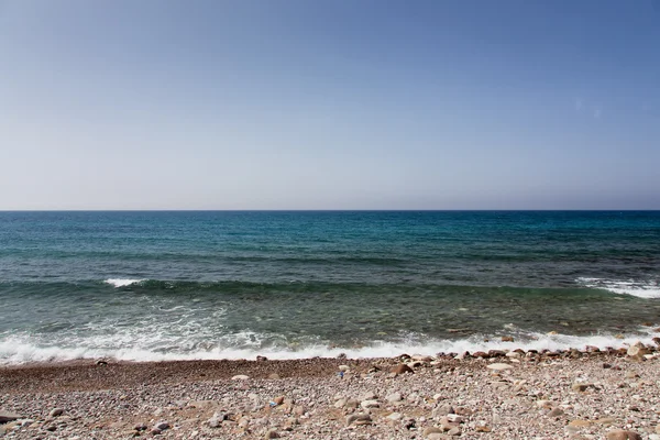 Oblázky pláže a modré moře — Stock fotografie