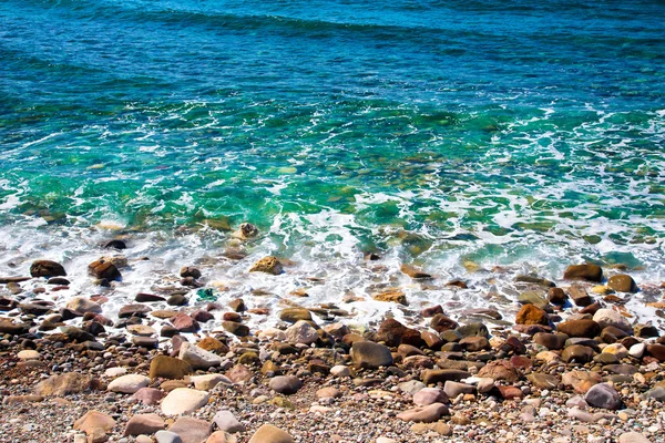 Pebbles Beach et Blue Sea. tonique — Photo