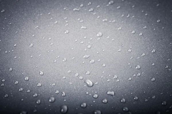 Wassertropfen auf einem farbigen Hintergrund. schwarz. flache Tiefe von fi — Stockfoto