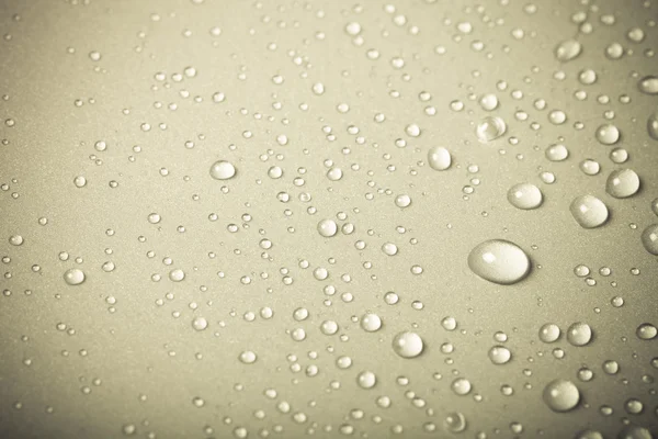 Wassertropfen auf einem farbigen Hintergrund. Beige. flache Tiefe von fi — Stockfoto