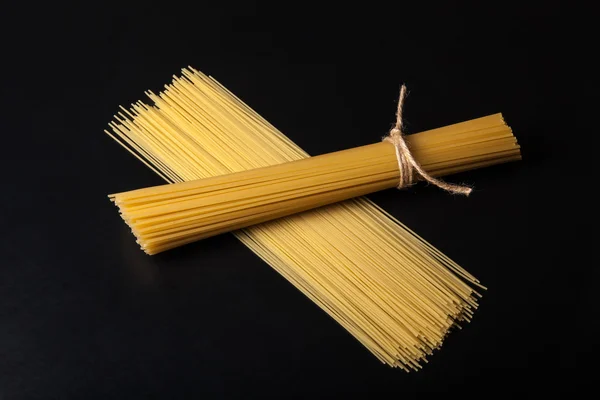 Паста-спагетти на черном фоне. Пространство для текста — стоковое фото