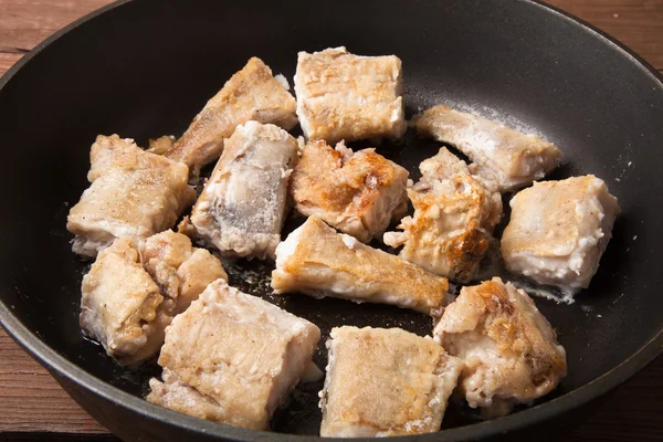 Филе жареной рыбы на сковороде — стоковое фото