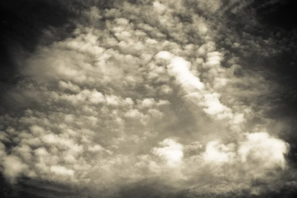 Λευκά σύννεφα σε ένα μπλε ουρανό. Επιλεκτική εστίαση. Τονισμένα — Φωτογραφία Αρχείου