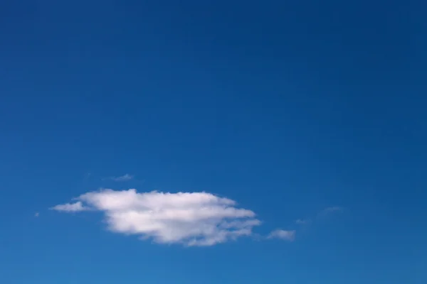 Λευκά σύννεφα σε ένα μπλε ουρανό. Επιλεκτική εστίαση — Φωτογραφία Αρχείου
