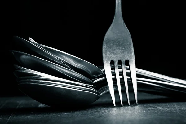 Banyak besi sendok garpu pada latar belakang hitam. Fokus selektif. Sha — Stok Foto