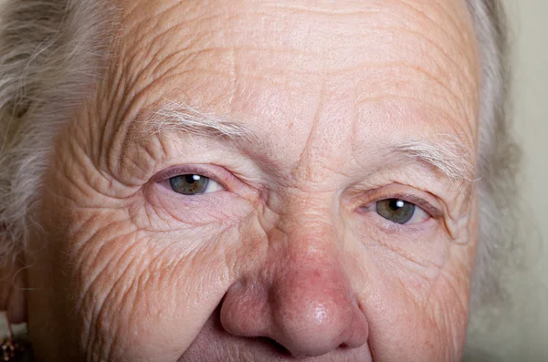 Porträt einer älteren Frau. Nahaufnahme — Stockfoto