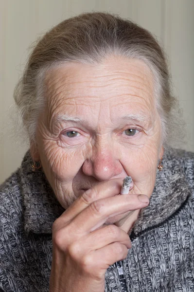 Portret van een oudere vrouw — Stockfoto