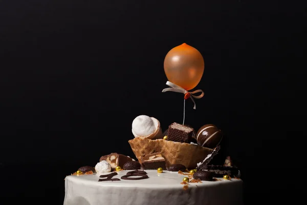 Pastel de mousse casero con decoración de chocolate y gofres. Tonificado —  Fotos de Stock