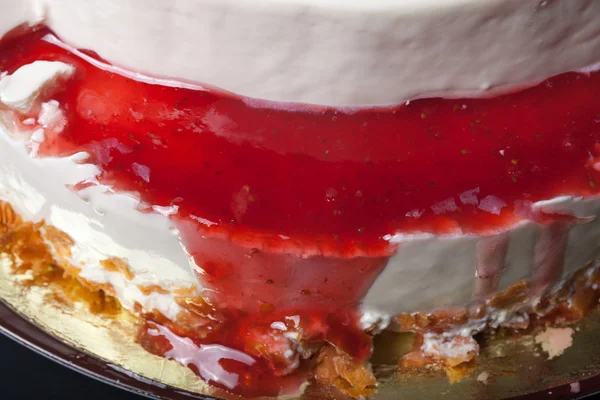 Torta di mousse fatta in casa rotta con marmellata di fragole — Foto Stock