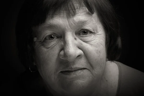 Portret kobiety w podeszłym wieku. Uwagę. Stonowanych — Zdjęcie stockowe