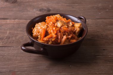 Eski woode üzerinde kahverengi bir seramik kase içinde havuç ile Balık Marine