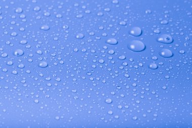 Bir renk arka plan üzerinde Su damlacıkları. Mavi. Sığ derinliği bes