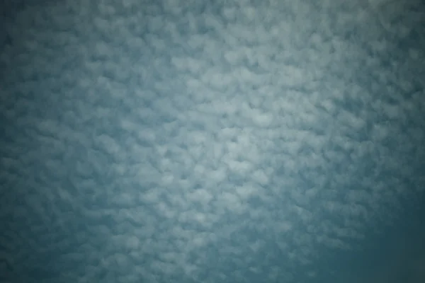Белые облака на голубом небе. Выборочный фокус. Toned — стоковое фото