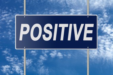 Gökyüzü arka plan üzerinde mavi tabela tabelasını