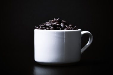 Siyah arkaplanda kahve çekirdekleri. Ayarlanmış