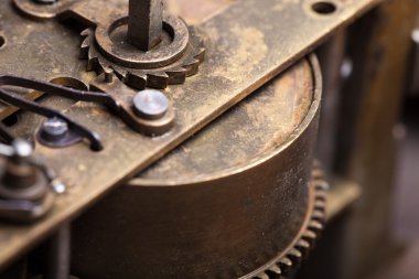 Eski saat toz ve yağlama yağı ile kirli. Seçici foc