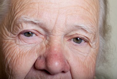 Yaşlı bir kadın portresi. Closeup görünümü