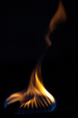 Karanlıkta ocakta brülör üzerinde gaz yakıyor. Seçici focu