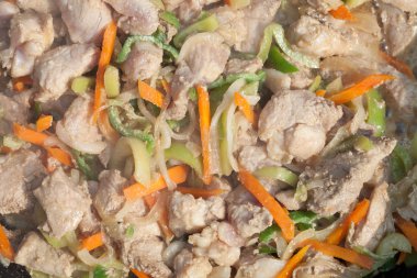 Sebze ve otlar ile tavada hazırlanan taze et. Selectiv