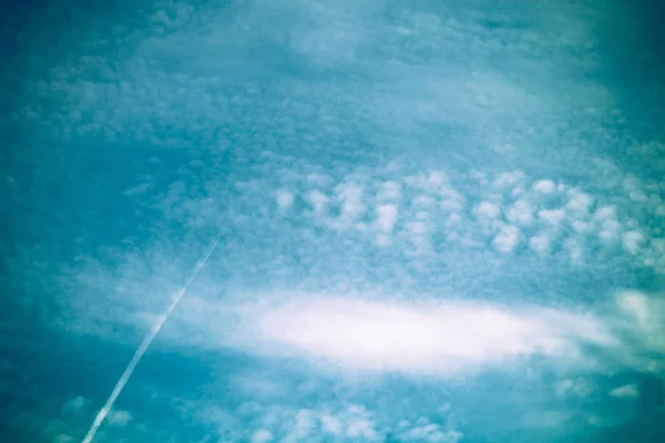 Nuvens brancas num céu azul. Foco seletivo. Tonificado — Fotografia de Stock