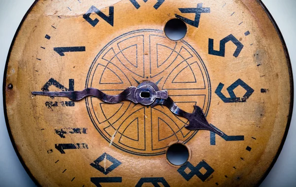 Das Zifferblatt der alten Uhr. gemildert — Stockfoto